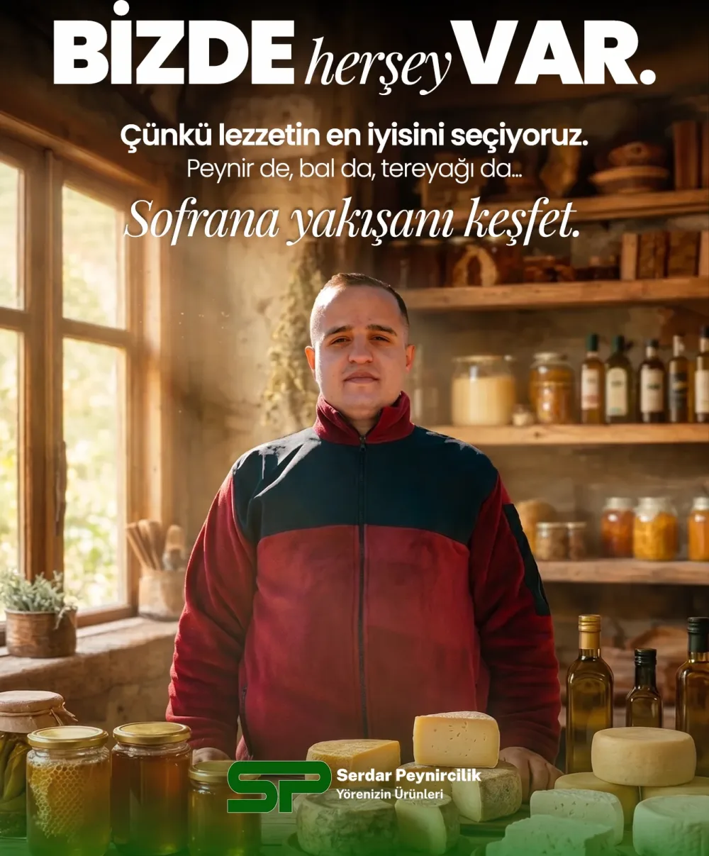 Ahşap raflarda bal ve turşu kavanozları, tezgâhta peynir tekerleri; pencereden gün ışığı giren bir dükkân sahnesi.